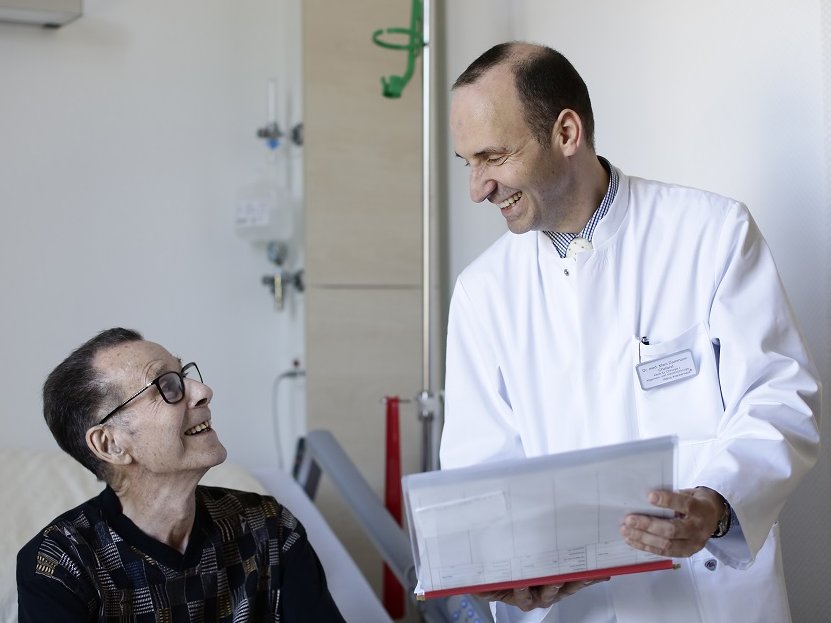 Dr. Dammann lachend mit Patient