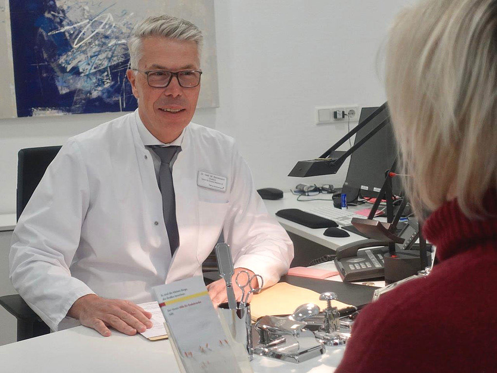 Chefarzt Dr. Matthias Sandmann im Patientengespräch am Petrus-Krankenhaus Wuppertal